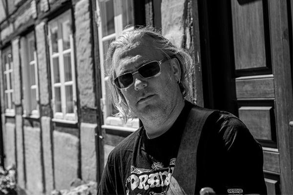 Guitar Guy, Claus Schlütter spiller udenfor en hyggelig sommerdag 